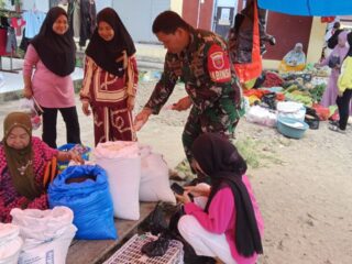 ​Pastikan Stok Aman Awal Tahun, Babinsa Koramil 1420-07 Pantau Harga Pangan di Pasar Baranti